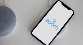 Приходите на компанията собственик на платформата за видеоразговри Zoom са