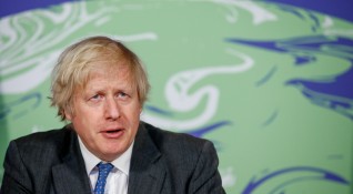 Британският премиер Борис Джонсън предложи стадиони на Острова за провеждане