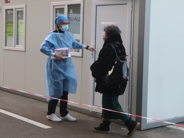 Снимка: Пак висок брой заразени с коронавирус - 2403, починалите са 83