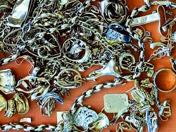 Трима измамници продали фалшиви златни бижута в Кърджали, съобщиха от