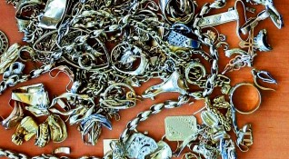 Трима измамници продали фалшиви златни бижута в Кърджали съобщиха от