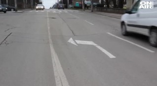 Триметров участък от една от най натоварените улици в Добрич пропадна