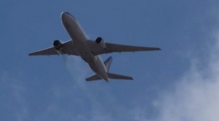 Самолет Boeing 737 MAX на американската авиокомпания Американ Еърлайнс кацна