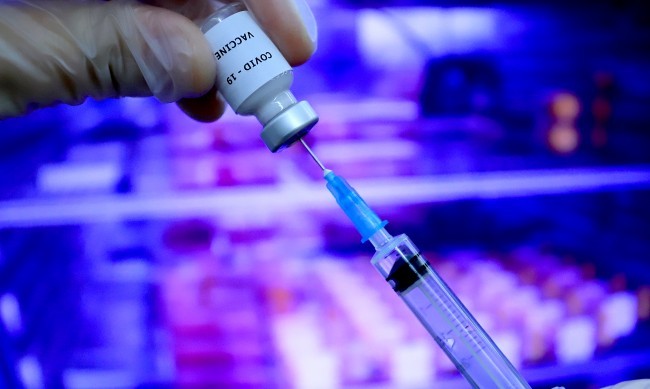 "Благодарение на ваксините се очертава възможност около септември месец тази