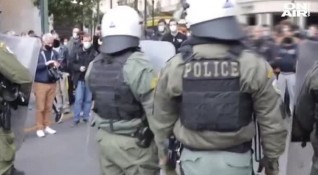 Сълзотворен газ и бой с палки заради протести в Атина