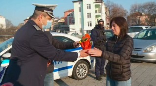 Пловдивската полиция всяка година има осмомартенска си традиция Цвете