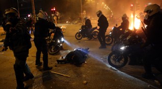 Полицай пострада тежко в размириците в Атина Около 5000 души