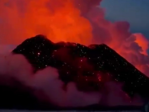 Зрелищно видео от изригването на вулкан на полуостров Камчатка в
