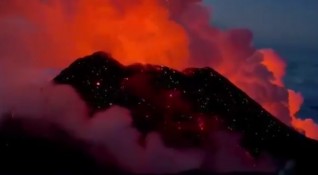 Зрелищно видео от изригването на вулкан на полуостров Камчатка в