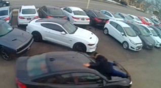 Престъпник отмъкна ново BMW M4 директно от дилърски център на
