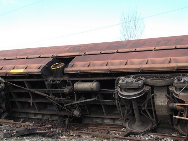 Няма пострадали при инцидента, при който вагон на товарен влак