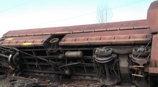 Няма пострадали при инцидента при който вагон на товарен влак