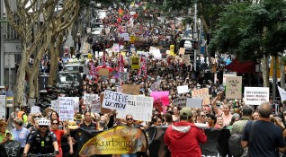 Десетки хиляди души излязоха по улиците на Австралия на протестно