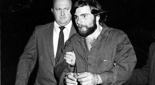През 1974 година Роналд Дефео убива шестима членове на своето
