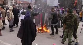 Подпалвачите на българското знаме по време на карнавал в македонския