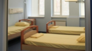 Една трета от ковид леглата в пернишките болници са свободни