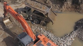 Осем незаконни мини за промишлен добив на злато край река
