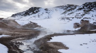 През последните три седмици Исландия е разлюляна от поне 50