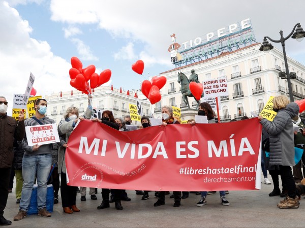 Испанските депутати легализираха евтаназията и подпомогнатото самоубийство за хора, които
