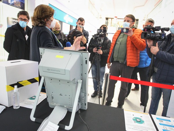 Снимка: Димитър Кьосемарлиев, Dnes.bgДемонстрация на изборен процес с машини от