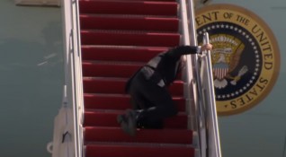 Американският президент Джо Байдън залитна и падна докато се качваше