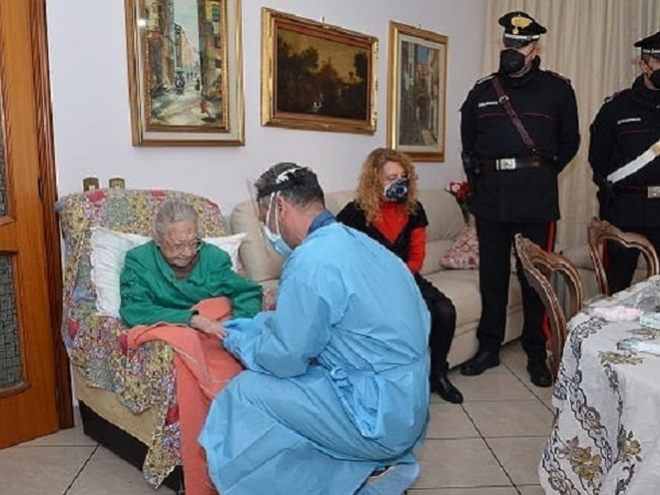 107-годишната баба Джузепина Мучило, която е най-възрастната жена в град