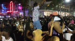 Тълпите от гуляйджии стичащи се в Маями Бийч Флорида за