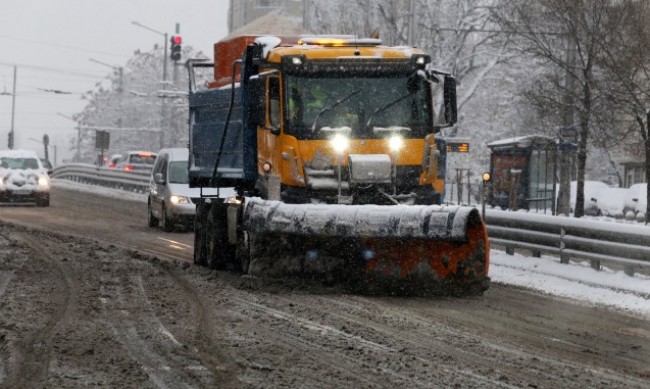 136 снегопочистващи машини и екипи на фирмите които са ангажирани