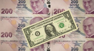 Турската лира падна със 17 спрямо долара днес след като