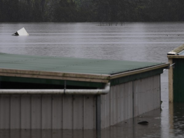 Близо 18 000 австралийци са евакуирани заради наводнения в щата