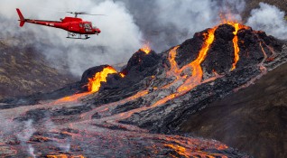 Снимка GettyХиляди исландци се стичат към вулкана Фаградалсфял който изригнал