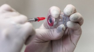 Правилното решение е да се ваксинират възможно най бързо повече хора