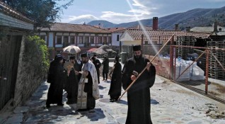 Започна ваксинацията срещу COVID 19 на монасите в Света гора Първите