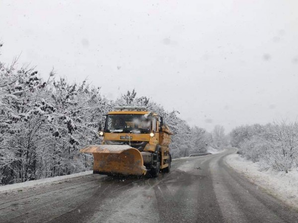 Лошо време и снеговалежи в Централна България. Обилният снеговалеж създаде