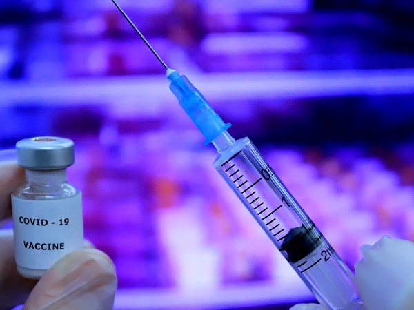 В Русия стартира масовото производство на трета ваксина срещу COVID-19.