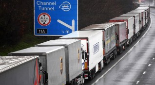 Шофьорите на тежкотоварни камиони са били информирани от британското правителство