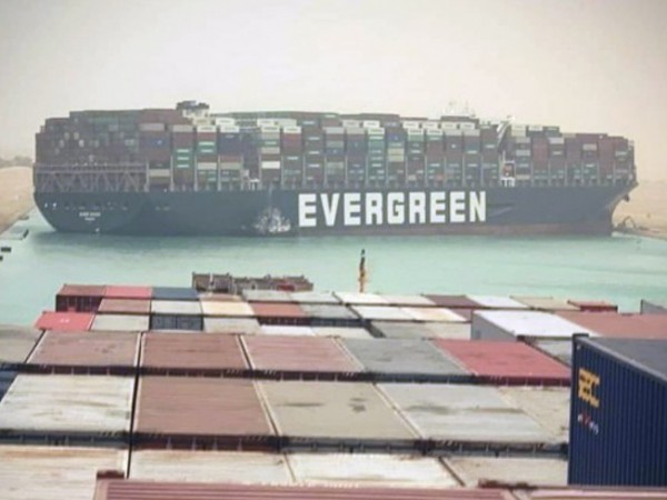Продължават опитите за освобождаването на корабоплаването в Суецкия канал, който