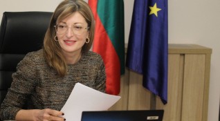 Вицепремиерът Екатерина Захариева изпрати спешно български консул от посолството в