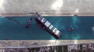 Гигантският контейнеровоз Евър Гивън който блокираше Суецкия канал от близо