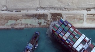 Контейнеровозът Евър Гивън който блокира от близо седмица Суецкия канал