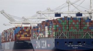 Товарен кораб се блъсна днес на пристанище в Истанбул За