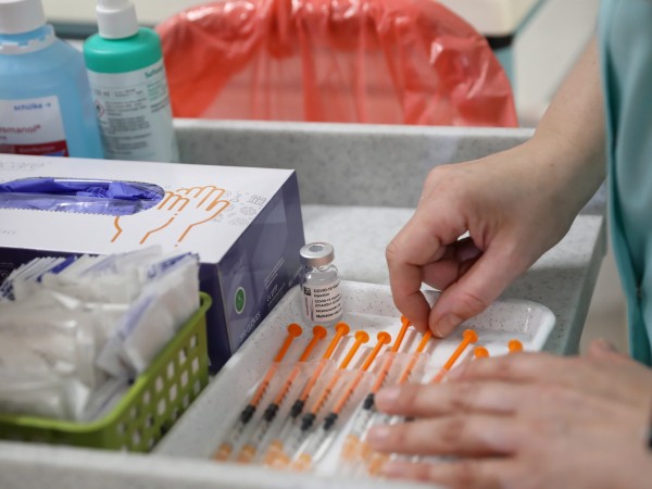 Полша планира да ваксинира срещу COVID-19 най-малко 10 милиона души