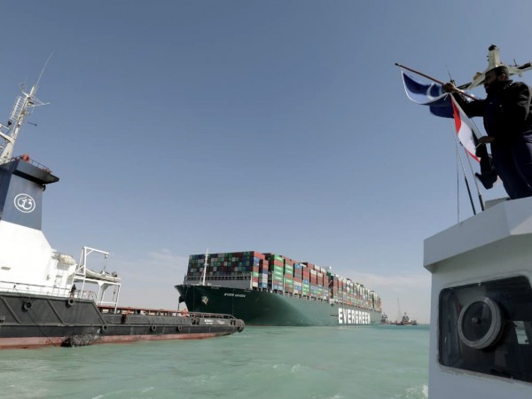 Корабоплаването през Суецкия канал беше възстановено в понеделник, след като