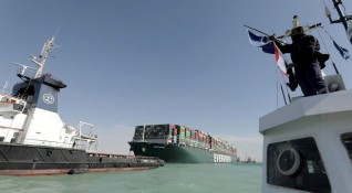 Корабоплаването през Суецкия канал беше възстановено в понеделник след като
