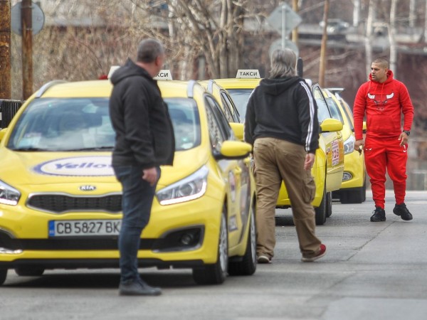 Снимка: Димитър Кьосемарлиев, Dnes.bgДълга опашка от таксита се изви пред
