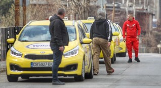Снимка Димитър Кьосемарлиев Dnes bgДълга опашка от таксита се изви пред