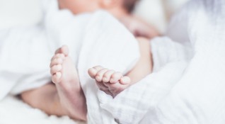 Бременна жена с COVID 19 роди здраво бебе в болницата в