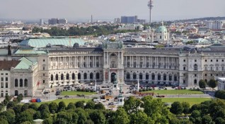 Балконът на фасадата на Новия замък във Виена от който