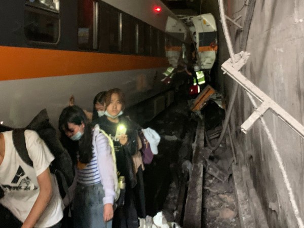 Десетки хора загинаха днес, когато пълен влак дерайлира вътре в