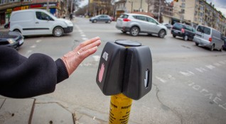 Снимка Dnes bgМонтират сензорни бутони по столичните светофари заради пандемията Така без